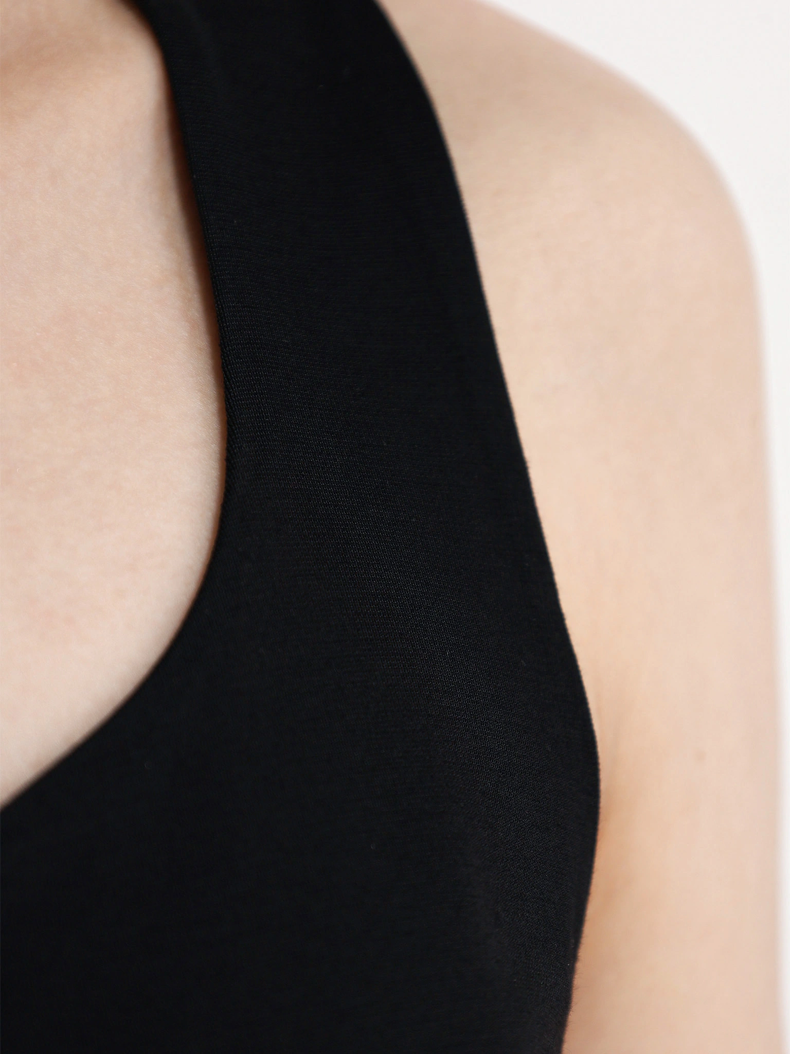 Майка черного цвета прямого кроя